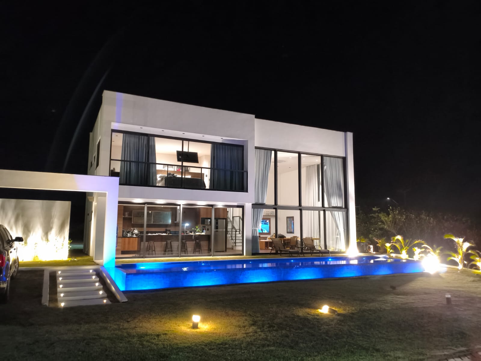 Vista noturna da área externa da casa em Costa do Sauípe