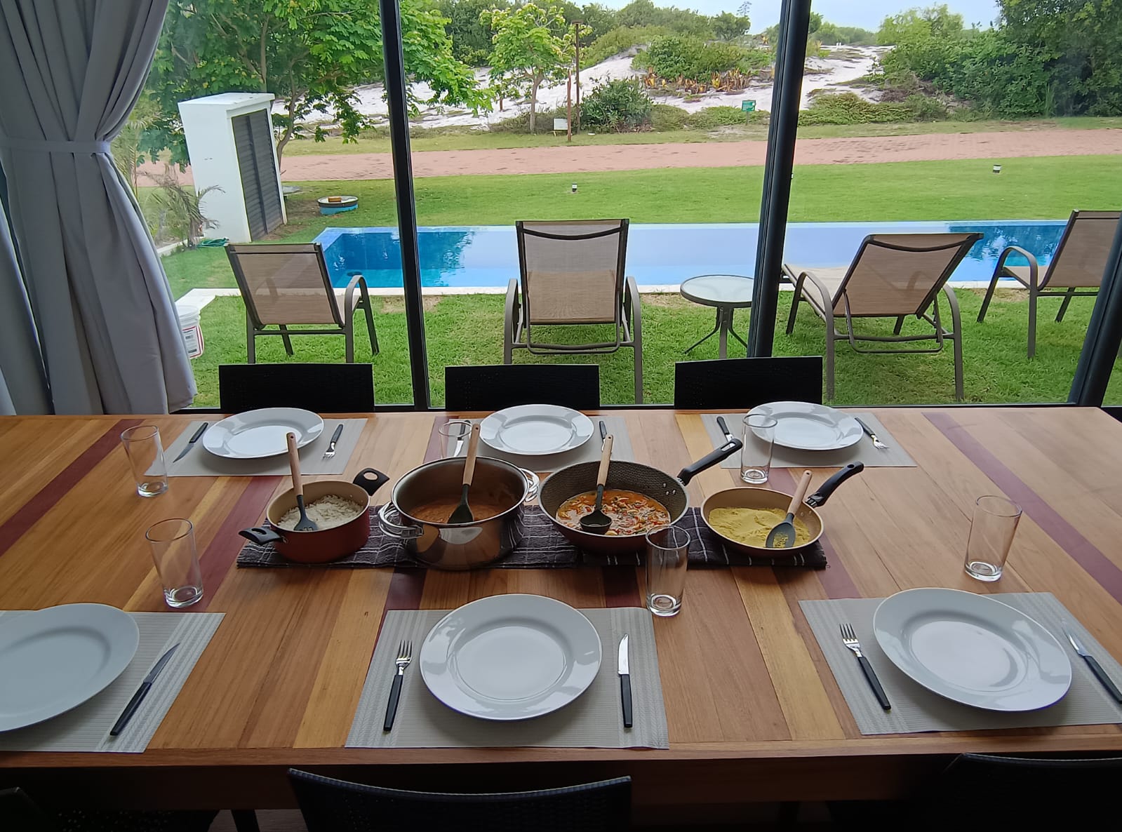 Sala de jantar com vista da piscina